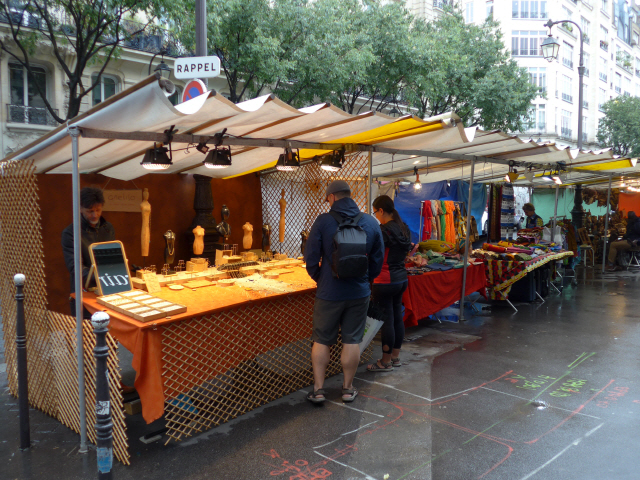 브르타뉴 거리를 찾은 여행객들이 노점에서 판매 중인 귀고리·목걸이 등을 구경하고 있다.