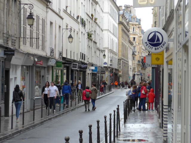 파리의 마레 지구에서 가장 번화한 쇼핑가인 프랑부르주아 거리.