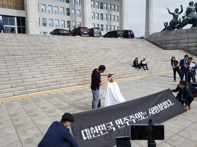 이언주 의원이 10일 국회 앞에서 삭발식을 갖고 있다./방진혁 기자