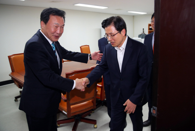 황교안 자유한국당 대표와 손학규 바른미래당 대표가 10일 오전 여의도 국회에서 조국 법무부 장관과 관련해 대화를 나눈 뒤 인사하고 있다. /연합뉴스       yatoya@yna.co.kr/2019-09-10 10:48:54/<저작권자 ⓒ 1980-2019 ㈜연합뉴스. 무단 전재 재배포 금지.>