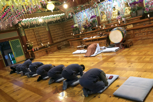 서울 도퐁 천축사에서 템플스테이 참가자들이 스님들의 일상을 체험하고 있다./사진제공=천축사
