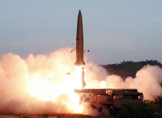 지난 7월26일 ‘북한판 에이태킴스’로 불리는 단거리 탄도미사일이 표적을 향해 비행하는 모습. /연합뉴스