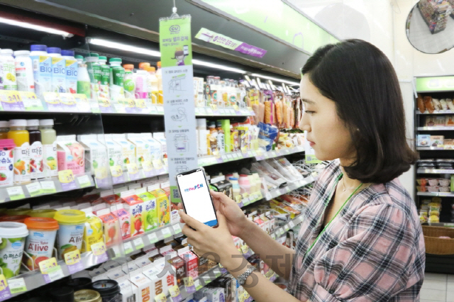편의점 CU 매장을 찾은 한 고객이 ‘신한PayFAN’ 앱을 통해 구매하려는 상품의 바코드를 스캔하고 있다. /자료제공=BGF리테일