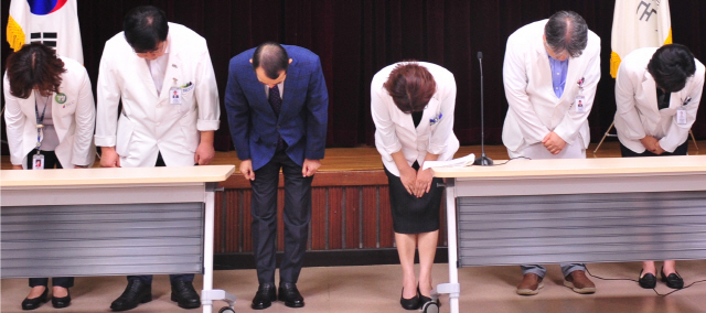 국립암센터 이은숙(오른쪽 세번째) 원장과 정진수(〃 두번째) 부속병원장 등이 10일 노조 파업으로 암환자 등에게 고통과 불편을 안겨드려 죄송하다며 사죄의 인사를 하고 있다. /사진제공=국립암센터