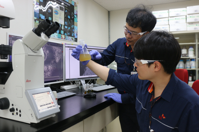 SK인천석유화학 엔지니어들이 사내 폐수처리장 내 실험실에서 미생물 영상 이미지를 분석하고 있다. /사진제공=SK인천석유화학