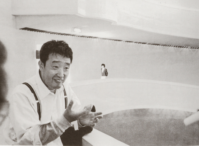 백남준이 1987년 국립현대미술관 과천관 원형홀에서 ‘다다익선’ 설치를 구상 중이다. /사진제공=국립현대미술관