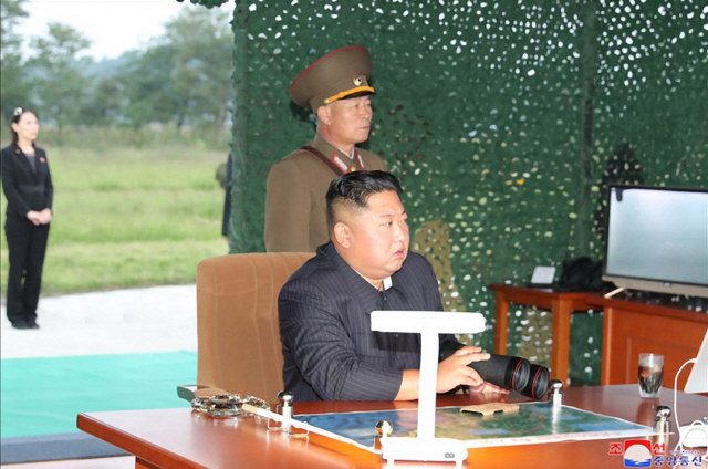 북한이 지난 10일 김정은 국무위원장 지도 하에 초대형 방사포 시험사격을 다시 했다고 조선중앙통신이 11일 보도했다./조선중앙통신=연합뉴스