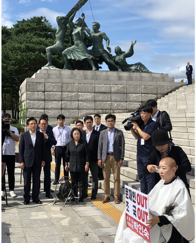 박인숙(오른쪽) 자유한국당 의원이 11일 서울 여의도 국회 본청 계단 앞에서 조국 법무부 장관 사퇴를 촉구하며 삭발을 하고 있다. 황교안(왼쪽 두번째) 한국당 대표는 이날 박 의원을 격려차 방문했다. /구경우기자