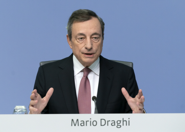 마리오 드라기 ECB 총재가 12일(현지시간) 독일 프랑크푸르트에서 열린 통화정책회의가 끝난 후 기자회견에서 발언하고 있다. /프랑크푸르트=EPA연합뉴스