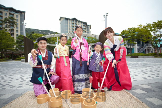 곤지암리조트 방문객이 ‘한가위 축제 한마당’ 중 투호를 즐기는 모습./사진제공=곤지암리조트