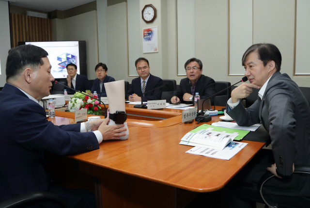 조국 법무부 장관이 추석 명절 첫날인 12일 서울 동대문구 휘경동 위치추적중앙관제센터를 방문, 전자발찌의 향후 개선사항에 관해서 설명을 듣고 있다. / 법무부 제공