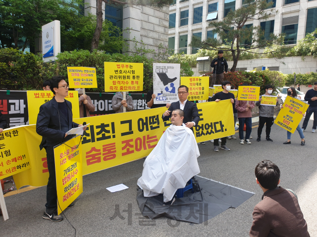 서울 서초구 변호사회관 앞에서 로스쿨 재학생·졸업생 등으로 구성된 법학전문대학원원우협의회와 법조문턱낮추기실천연대가 대한변협에 반발하는 맞불집회를 열고 삭발식을 진행하고 있다. /연합뉴스