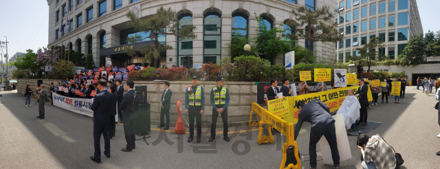 서울 서초구 변호사회관 앞에서 대한변호사협회가 유사직역 정리 없이 변호사시험 합격자수를 늘리는 데 반대하는 내용의 집회를 열자 바로 오른편에서 로스쿨 재학생·졸업생 등으로 구성된 법학전문대학원원우협의회와 법조문턱낮추기실천연대가 맞불집회를 열고 삭발식을 진행하고 있다.