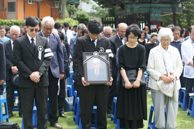 14일 광주 동구 문빈정사 극락전 앞에서 지난 11일 별세한 ‘비전향 장기수’ 고(故) 서옥렬씨의 영결식이 엄수되고 있다. /광주=연합뉴스