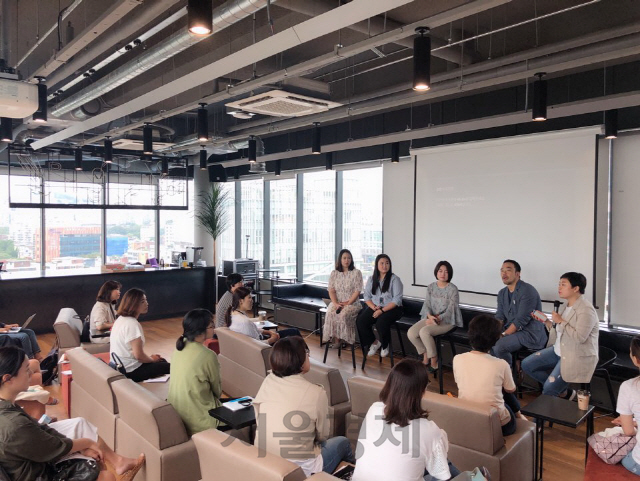 지난 6일 서울 성수동 헤이그라운드에서 열린 임팩트커리어W 설명회에서 김미진 위커넥트 대표가 참석자들에게 프로그램을 설명하고 있다./사진제공=루트임팩트