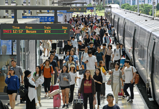 추석 연휴 마지막 날인 15일 귀경 열차를 타고 서울역에 도착한 시민들이 플랫폼을 나서고 있다./성형주기자 2019.09.15