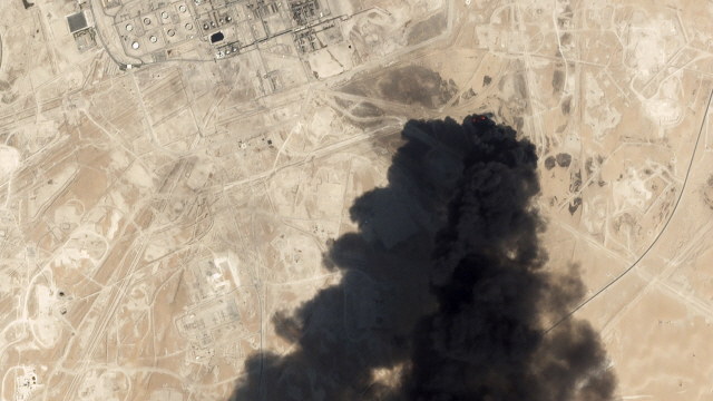 14일(현지시간) 예멘 반군의 무인기(드론) 공격을 받은 사우디아라비아 부크야크 지역의 아브카이크 석유 정제시설을 위성으로 촬영한 모습. 화재로 인해 시커먼 연기가 솟아오르고 있다.  /부크야크=AP연합뉴스
