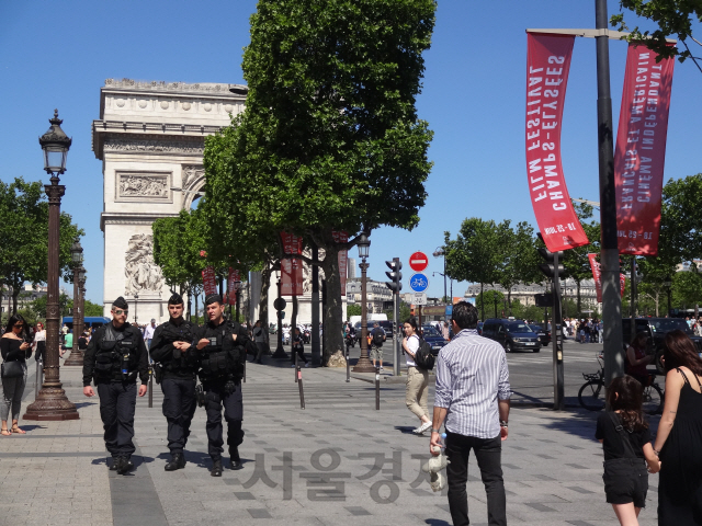 파리 경찰이 샤를 드골 광장에 위치한 개선문 인근과 샹젤리제 거리를 순찰하고 있다. /파리=이희조기자