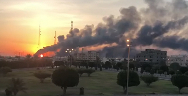 14일(현지시간) 예멘 반군의 무인기 공격을 받은 사우디아라비아 국영석유회사 아람코의 아브카이크 석유시설에서 불길과 함께 시커먼 연기가 치솟고 있다.   /트위터 캡처