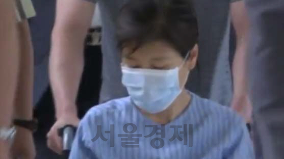 박근혜 전 대통령이 지난 5월 어깨 치료를 받기 위해 서울성모병원으로 가고 있다./연합뉴스