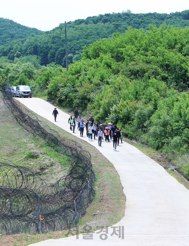 DMZ 평화의 길 철원구간의 도보코스를 탐방객들이 걷고 있다. /사진제공=행안부