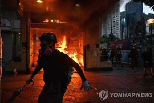 시위대가 불을 지른 홍콩 완차이 지하철역 입구 /연합뉴스