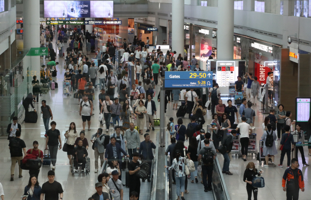 추석 연휴를 하루 앞둔 지난 11일 인천공항이 해외여행객들로 붐비고 있다. /연합뉴스