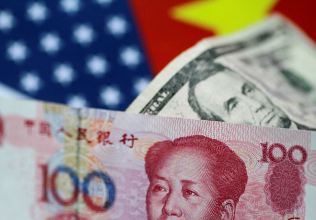 중국 위안화(앞)와 미국 달러 /로이터연합뉴스