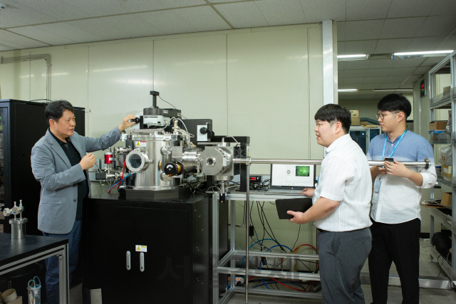 한국생산기술연구원 고온에너지시스템그룹 허훈(사진 왼쪽에서 첫 번째) 박사 연구팀이 개발한 시스템을 점검하고 있다. 사진제공=한국생산기술연구원