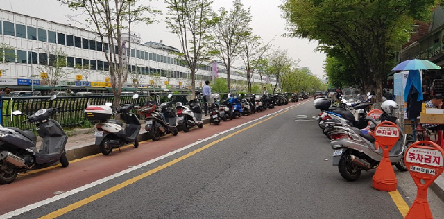 동대문 종합시장과 청계천의 자전거도로에 오토바이가 줄지어 주차돼 있다./사진제공=서울시