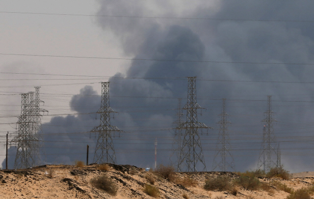 사우디아라비아 아브카이크에 있는 사우디 국영석유회사 아람코의 석유 탈황·정제 시설 단지에서 14일(현지시간) 예멘 반군의 무인기 공격으로 화재가 발생해 연기가 치솟고 있다. /리야드=로이터연합뉴스