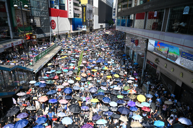 지난 15일 홍콩 도심의 도로가 경찰의 시위 금지 조치에도 몰려든 수만 명의 시위대로 가득 차 있다. /홍콩=UPI연합뉴스