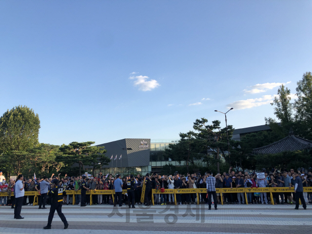 황교안 자유한국당 대표가 16일 오후 청와대 앞 분수대 광장에서 삭발식을 진행한 가운데 지지자들이 운집해있다./구경우 기자