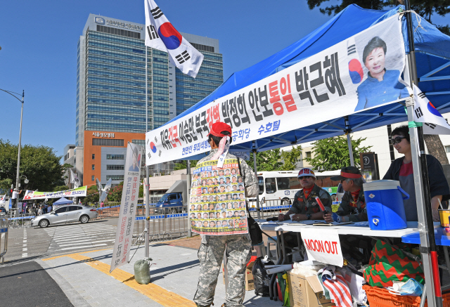 박근혜 전 대통령이 어깨 통증으로 입원한 16일 서울 서초구 서울성모병원 앞에서 박 전 대통령 지지자들이 박 전 대통령 석방을 촉구하고 있다. /성형주기자