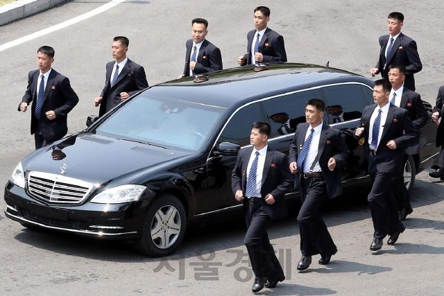 김정은 북한 국무위원장이 남북정상회담 당시 의전차량으로 개조한 ‘S600 풀만 리무진’을 타고 등장하고 있다. /연합뉴스