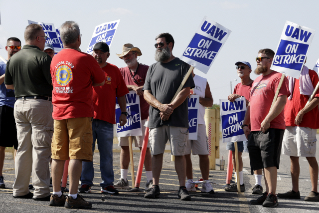 파업에 들어간 미국 제너럴모터스(GM)의 테네시주 스프링힐 공장 노동자들이 16일(현지시간) 전미자동차노조(UAW) 관계자들과 이야기를 나누고 있다. /스프링힐=AP연합뉴스