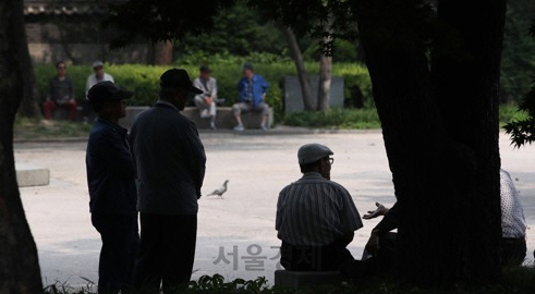 2일 서울 종로구 탑골공원에서 노인들이 시간을 보내고 있다./연합뉴스