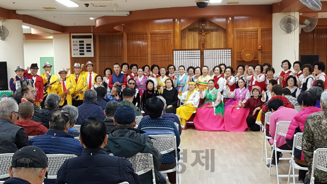 무대를 마치고 기념 촬영하고 있는 한국중앙예술단원들. /사진제공=한국중앙예술단
