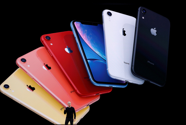 팀 쿡 애플 최고경영자(CEO)가 지난 10일(현지시간) 미국 캘리포니아주 쿠퍼티노 본사에서 개최한 아이폰 11 출시 기념 행사에서 신제품을 선보이고 있다. /쿠퍼티노=로이터연합뉴스