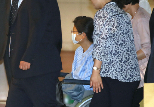 박근혜 전 대통령이 16일 어깨 부위 수술을 받기 위해 서울성모병원으로 들어서고 있다./연합뉴스