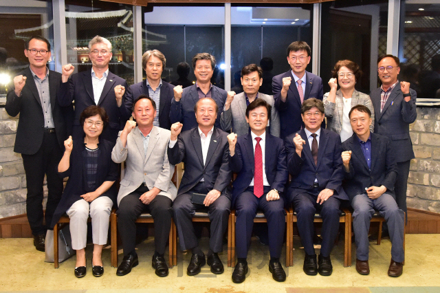 조규일(왼쪽에서 네번째) 진주시장이 지난 16일 진주교육지원청 심낙섭 교육장 및 관계자들과 함께 진주시 교육 발전을 위한 간담회를 가지고 포즈를 취하고 있다. /사진제공=진주시