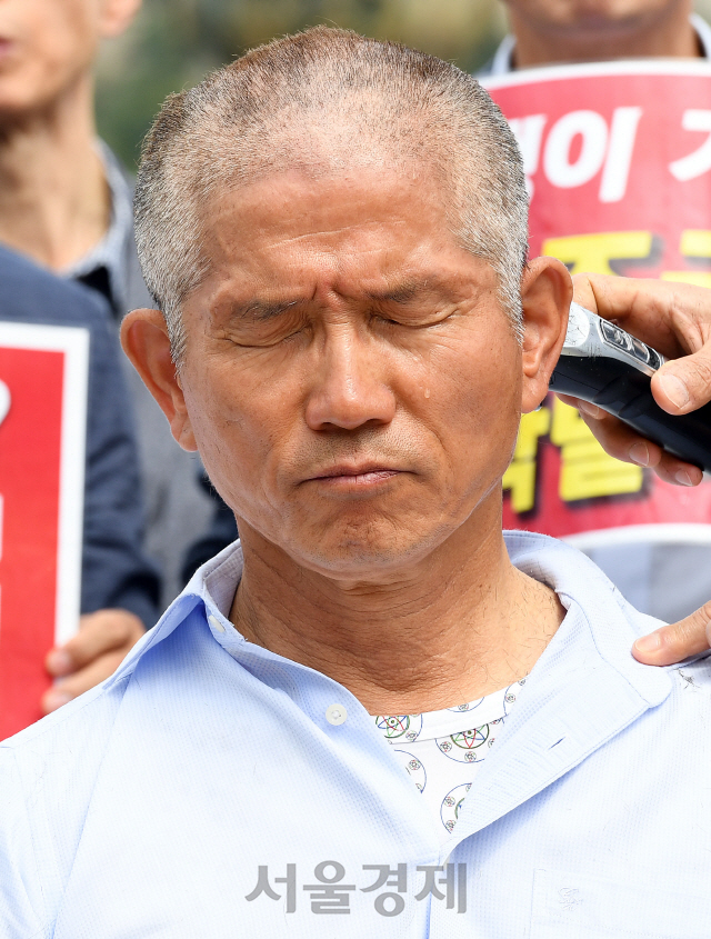 김문수 전 경기지사가 17일 오전 청와대 앞 분수대에서 조국 법무부 장관 임명 철회와 대통령 하야를 촉구하며 삭발하고 있다./오승현기자 2019.9.17