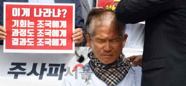 김문수 전 경기지사가 17일 오전 청와대 앞 분수대에서 조국 법무부 장관 임명 철회와 대통령 하야를 촉구하며 삭발하고 있다./오승현기자 2019.9.17