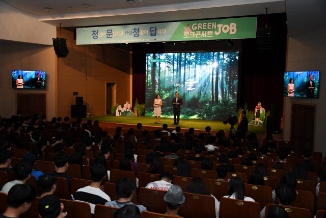 김재현 산림청장이 경남과학기술대에서 열린 ‘청문청답’에서 산림일자리 정책을 소개하고 있다. 사진제공=산림청