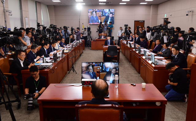 지난 6일 국회 법제사법위원회에서 열린 조국 법무부 장관 후보자 인사청문회에서 김형갑 웅동학원 이사가 증인으로 출석한 가운데 여야 의원들이 질의를 준비하고 있다.     /권욱기자
