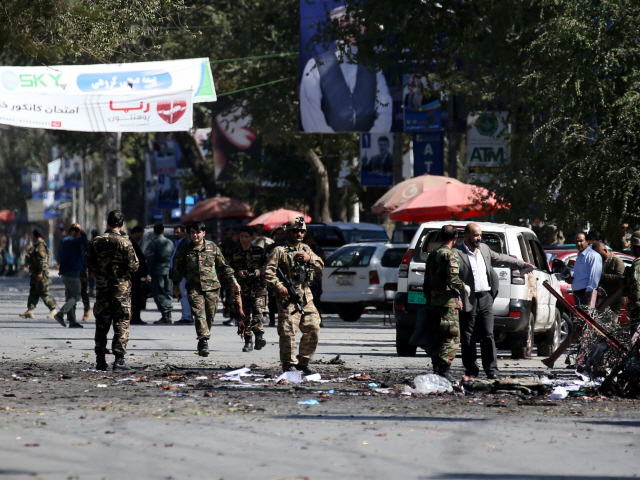 폭탄 테러가 일어난 아프가니스탄 카불에서 17일(현지시간) 보안군들이 현장을 수습하고 있다. /카불=로이터연합뉴스