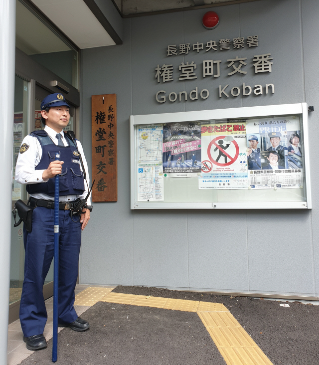 일본 나가노현 나가노시 중앙경찰서 소속 곤도코방의 한 경찰이 지난 5월29일 코방 앞에서 경계 근무를 서고 있다./나가노=서종갑기자