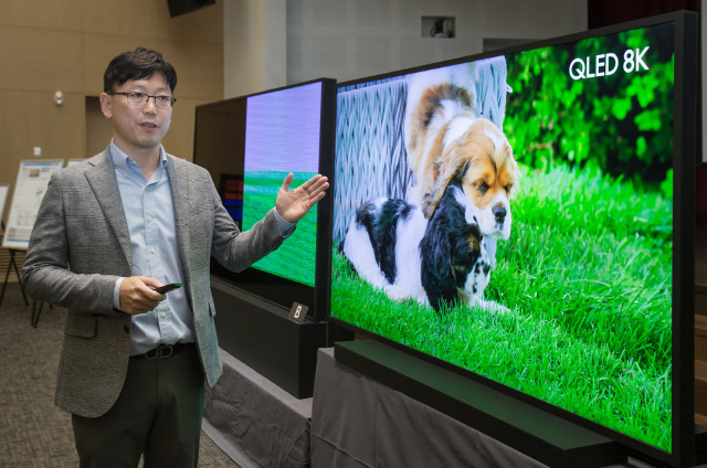 용석우 삼성전자 영상디스플레이사업부 상무가 자사 8K TV와 LG전자의 제품을 비교하면서 화질 차이를 설명하고 있다.  /사진제공=삼성전자
