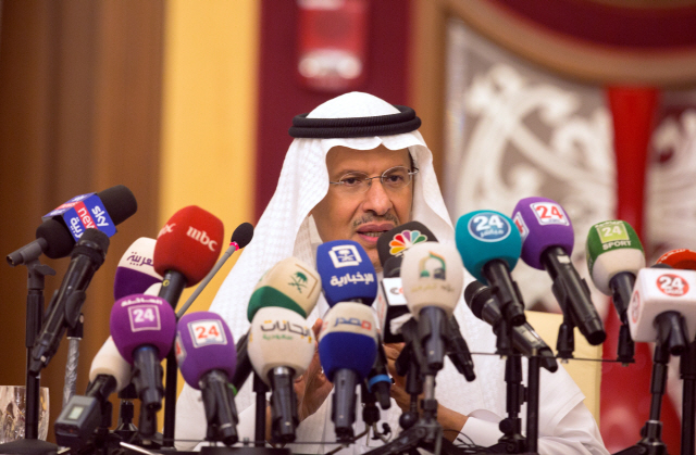 압둘아지즈 빈 살만 사우디아라비아 석유장관이 17일(현지시간) 사우디아라비아 제다에서 기자 회견을 하고 있다. 빈 살만 장관은 이날 기자 회견에서  9월 말까지 자국의 석유 생산이 완전히 회복 될 것이라고 말했다./제다=EPA연합뉴스