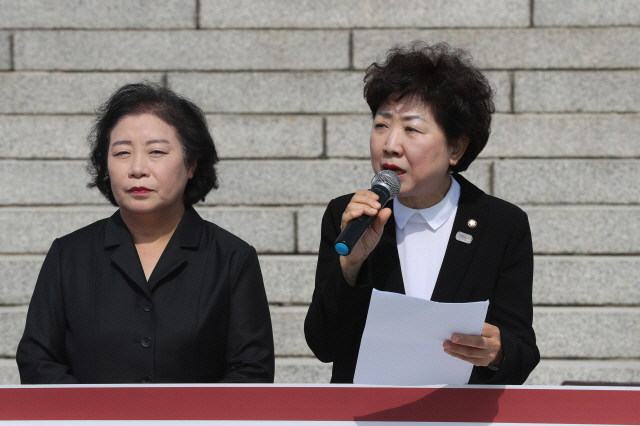 박인숙(오른쪽) 자유한국당 의원이 지난 11일 오전 국회 본청 앞 계단에서 조국 법무부 장관 해임을 요구하며 삭발하기에 앞서 성명을 발표하고 있다./연합뉴스